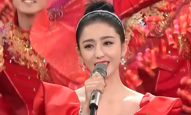 春晚主持妆容水平参差不齐,李思思粉底太白,小尼紫色眼影抢镜_腾讯