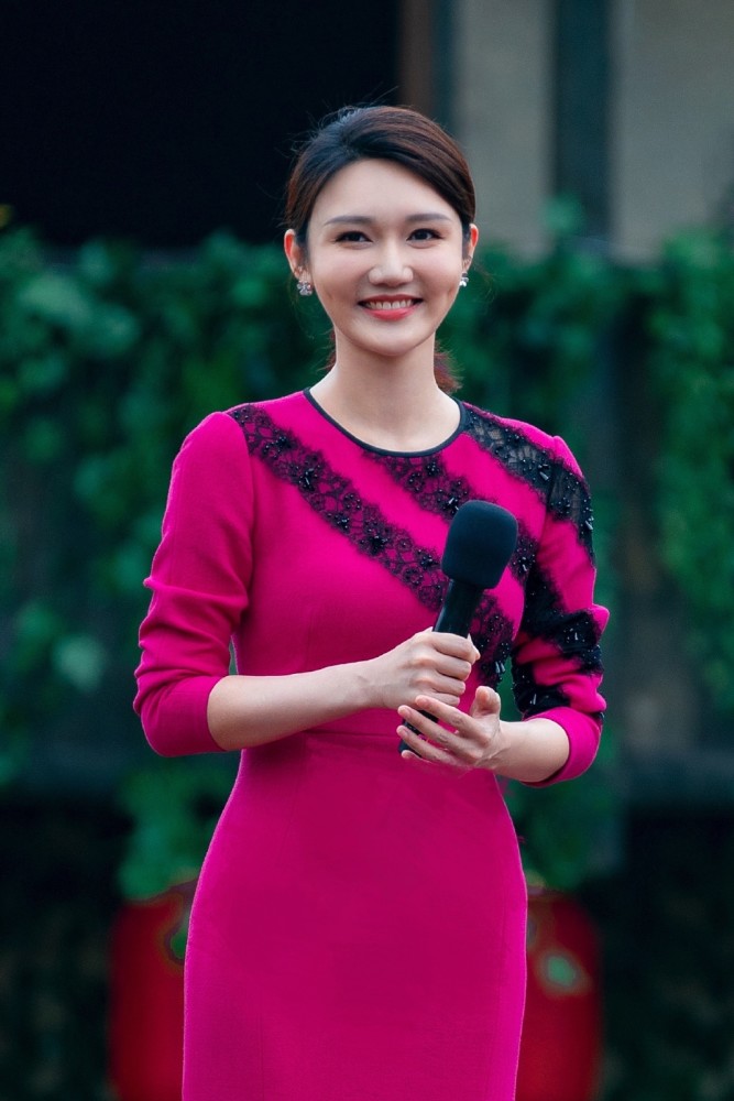 够,她是播完新闻天气预报然后再紧接着播自己的《8090后龙洋脱口秀》