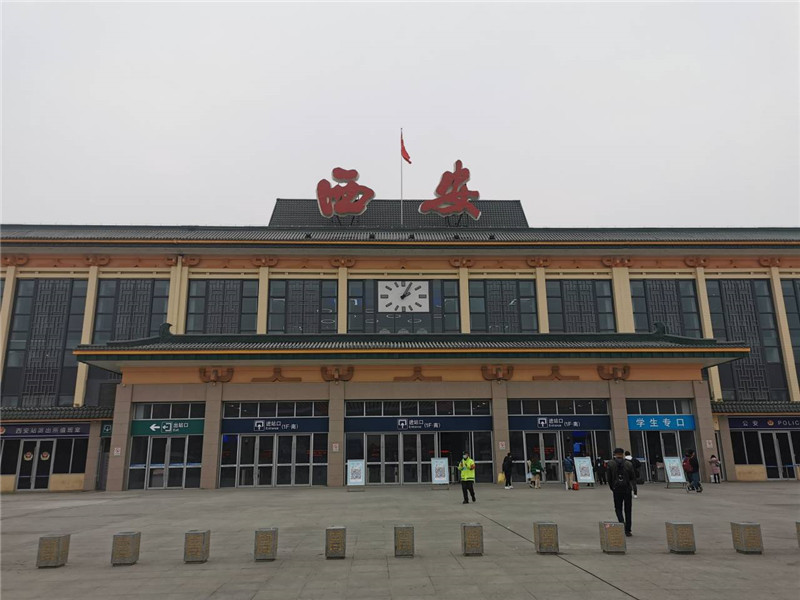 记者探访除夕西安火车站 广场上空荡荡_腾讯新闻