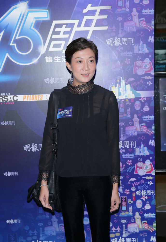 成龙女儿的亲生妈妈,吴绮莉短发也有阔太气质,穿身黑超显气质