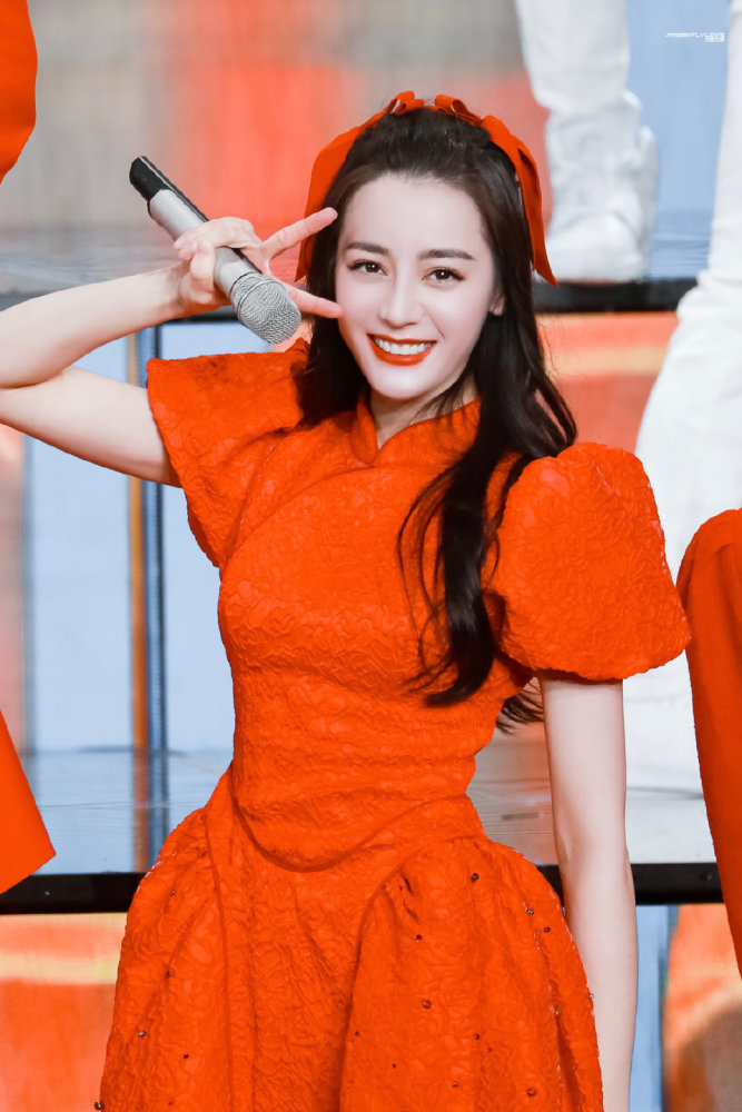 迪丽热巴央视春晚造型旗袍式红裙搭配蝴蝶结元气少女本人是18岁吧