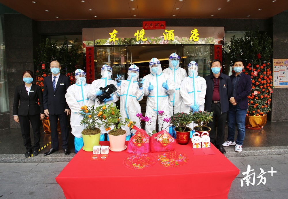 2月11日是大年三十,越秀区9个防疫隔离酒店之一的东悦酒店门口张灯结