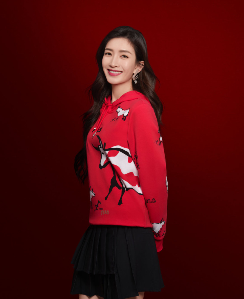 江疏影:春晚红色长裙性感无比,肤白红唇状态真是绝了_腾讯新闻