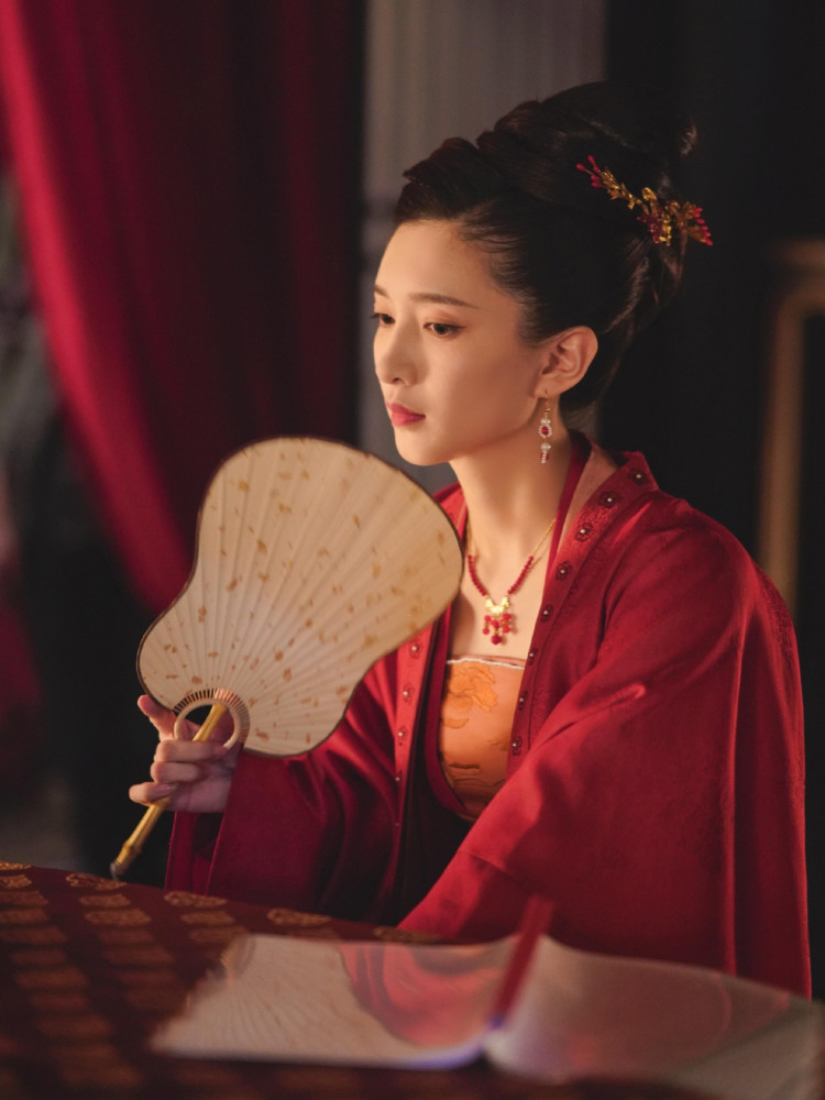 江疏影:春晚红色长裙性感无比,肤白红唇状态真是绝了_腾讯新闻