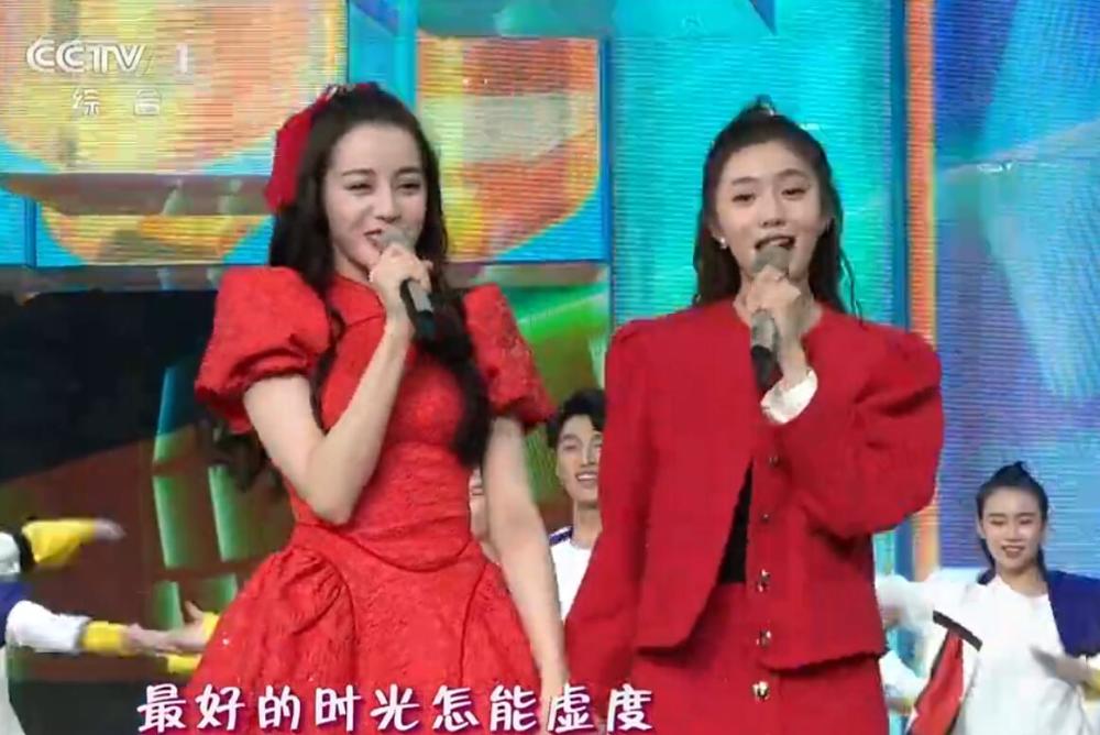 央视春晚迪丽热巴刘浩存同框比美相差8岁一个像公主一个像路人
