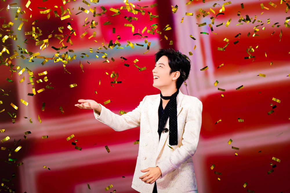 肖战官宣加盟东方卫视春晚,一起来看一看肖战参加过的晚会舞台_腾讯