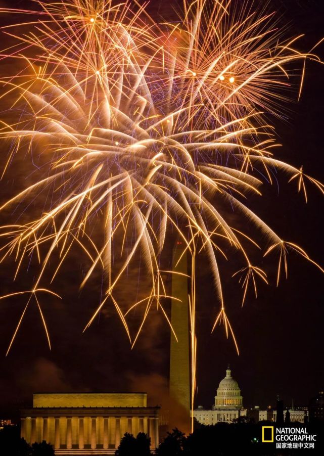 这是来自世界各地最璀璨的烟花,始终是我们美好愿望的寄托.