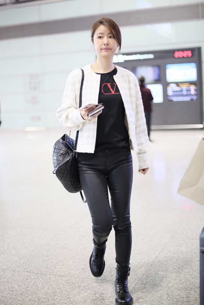 林心如的气质不仅仅是脸穿搭更重要白色外套搭紧身裤气场强大