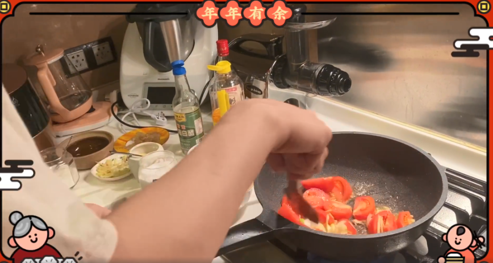 范冰冰姐弟俩陪爸妈过春节范丞丞亲自下厨炒菜范冰冰一旁帮忙画面温馨