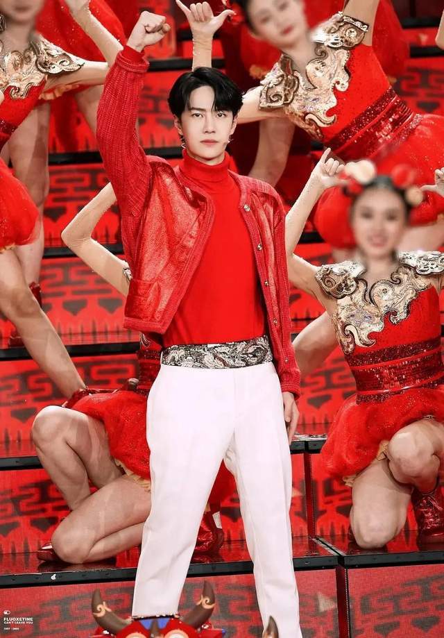 另外两位男星易烊千玺和李现所穿的服装,都属于奢牌的私人定制.