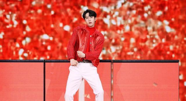 迪丽热巴,李现跳舞像小朋友在央视春晚中,有一个节目堪称是"流量汇集