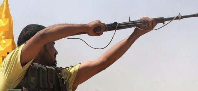 为何非洲人拿ak47射击都是举过头顶这才是他们最聪明的地方