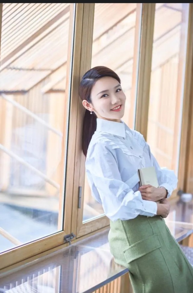 春晚最小女主持龙洋火了!