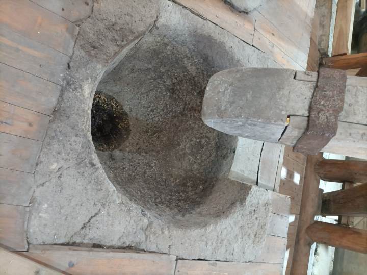 石臼一个水碓房,往往要身兼数职,碾米,舂米,榨油,甚至还能造纸.