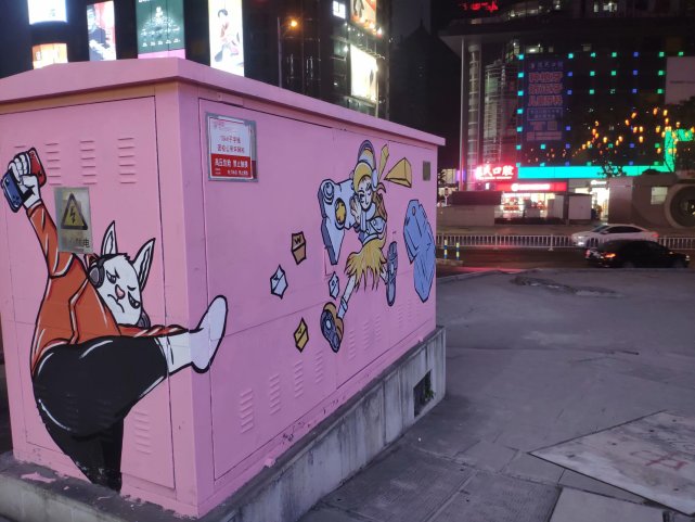 重庆街头配电箱上画涂鸦市民仿佛行走在艺术殿堂