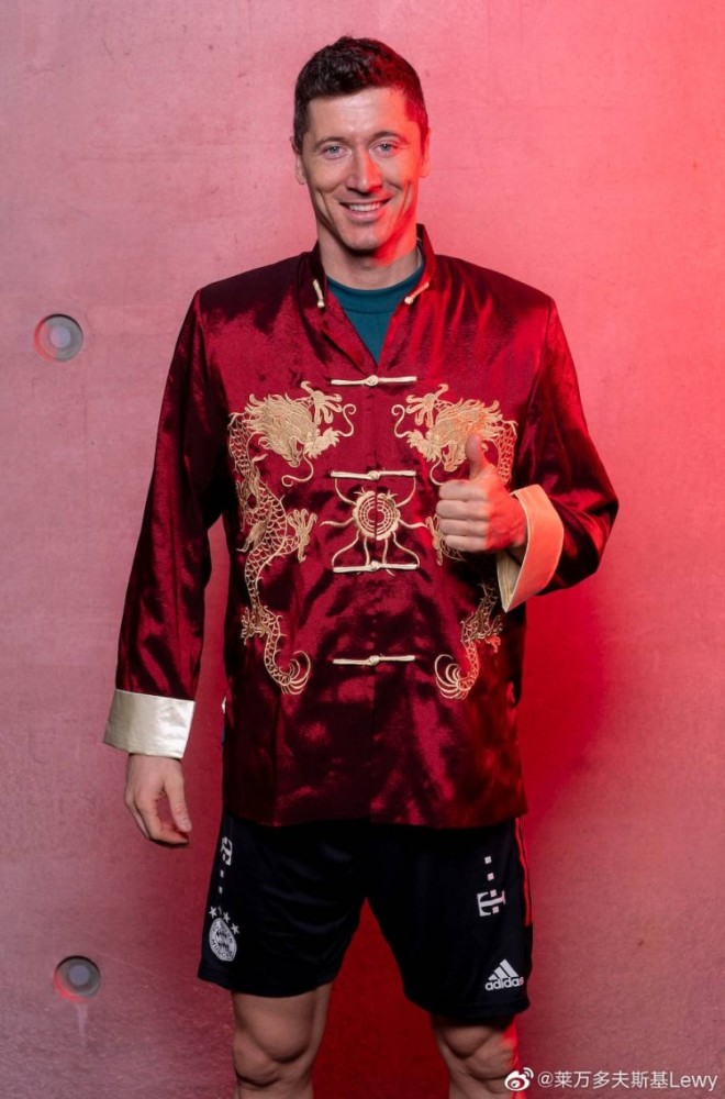 莱万晒唐装照送新春祝福:祝大家新的一年身体健康,牛气冲天