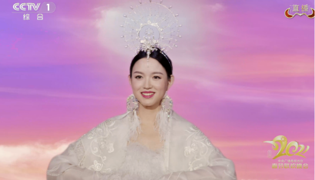 春晚舞台比美:热巴似小公主,倪妮冷白皮抢镜,张梓琳气质高贵
