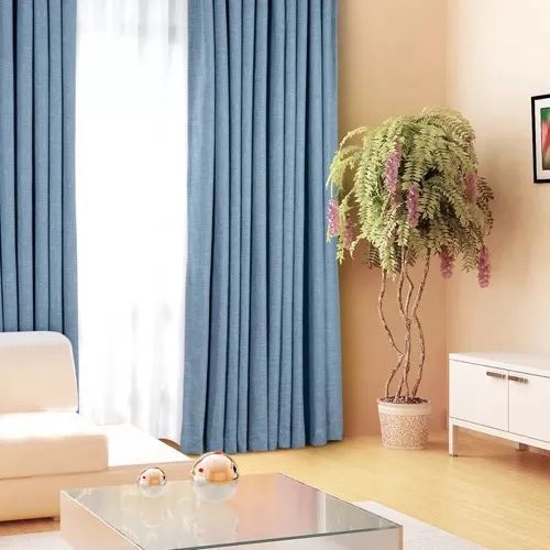 蓝色窗帘打造的空间给人无限遐想.