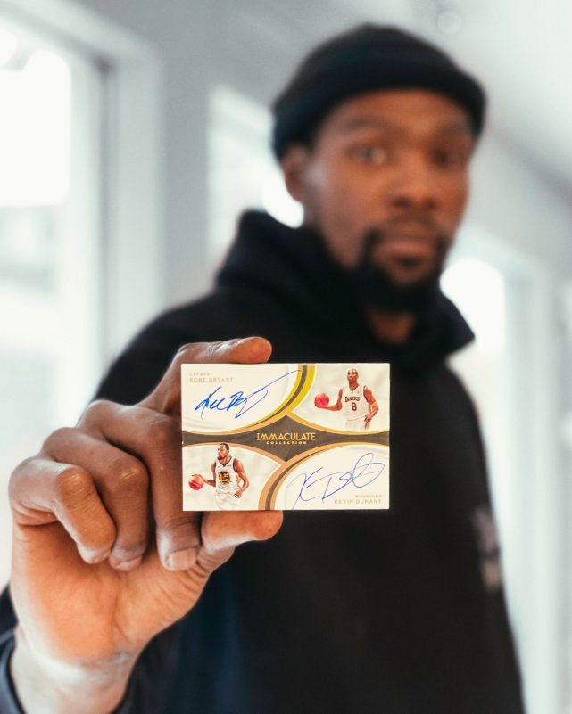 一张稀有球星卡诞生!科比 杜兰特亲笔签名,kd发推:两个双手捧着表情