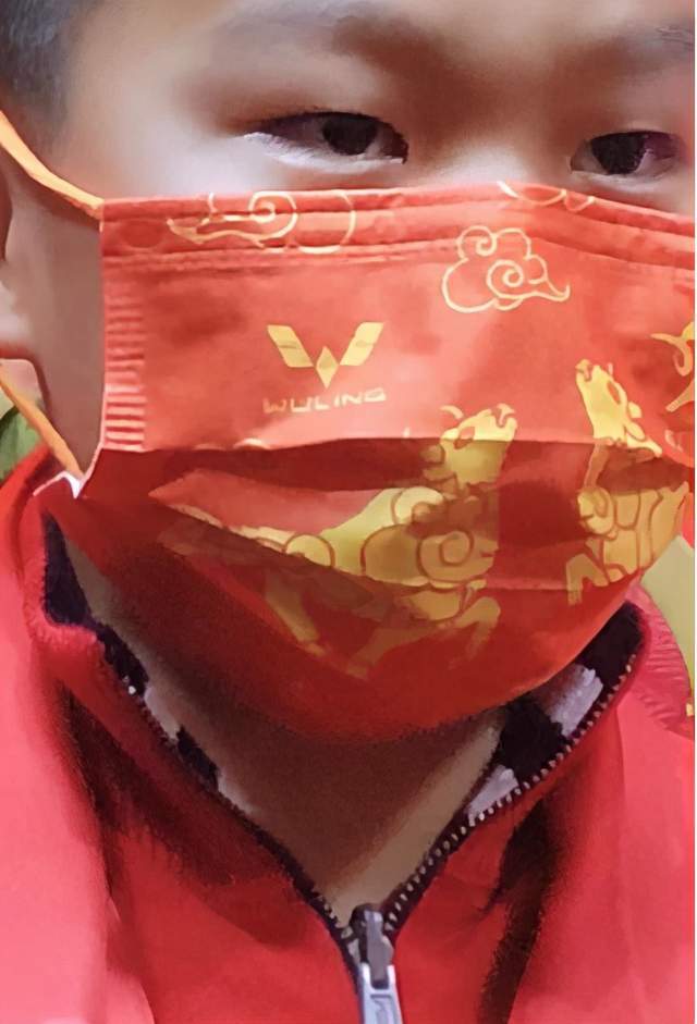 春晚红口罩上热搜了它的背后居然是一个汽车品牌