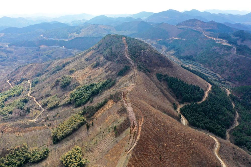 华盖山碉堡岗哨,荒废闲置,火焰山不生草木