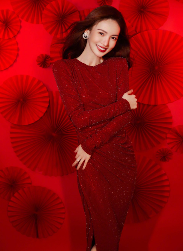 金晨亮相春晚又美又白穿酒红色亮片裙尽显好身材