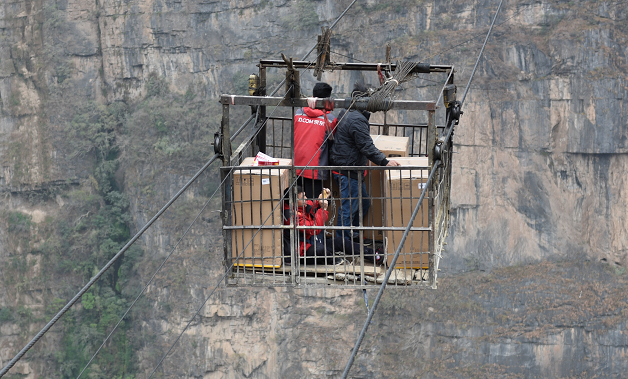 我在珠峰脚下送快递:最初开车眩晕,旁边就是万丈深渊