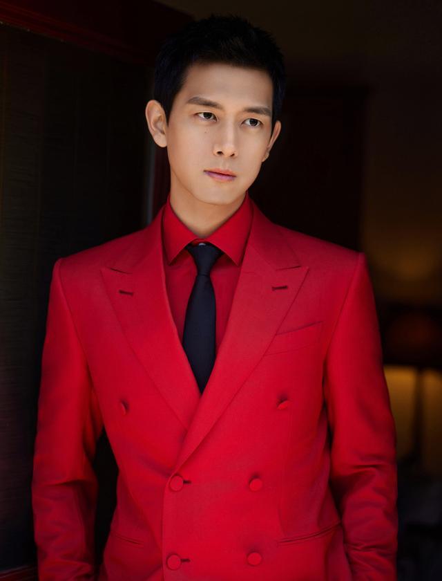 李现庭院大片五官立体超帅气 红西装贺新春佳节