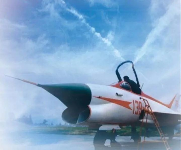 其实笔者认为,成飞如果能够把歼-7fs进行下去,可能在新世纪最初10年内