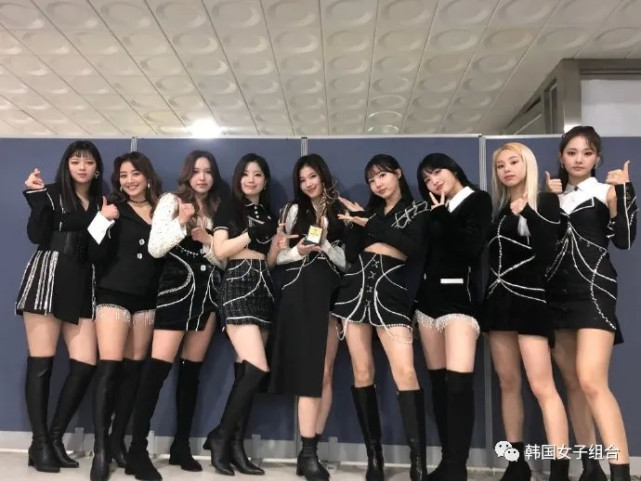 Yg女团的一件韩服 引出jyp的道歉 粉丝为无辜躺枪的她们鸣不平 Yg Blackpink 金多贤 Jyp
