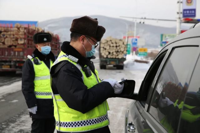 除夕夜,王文力深入市公安局交警支队看望慰问公安民警,辅警