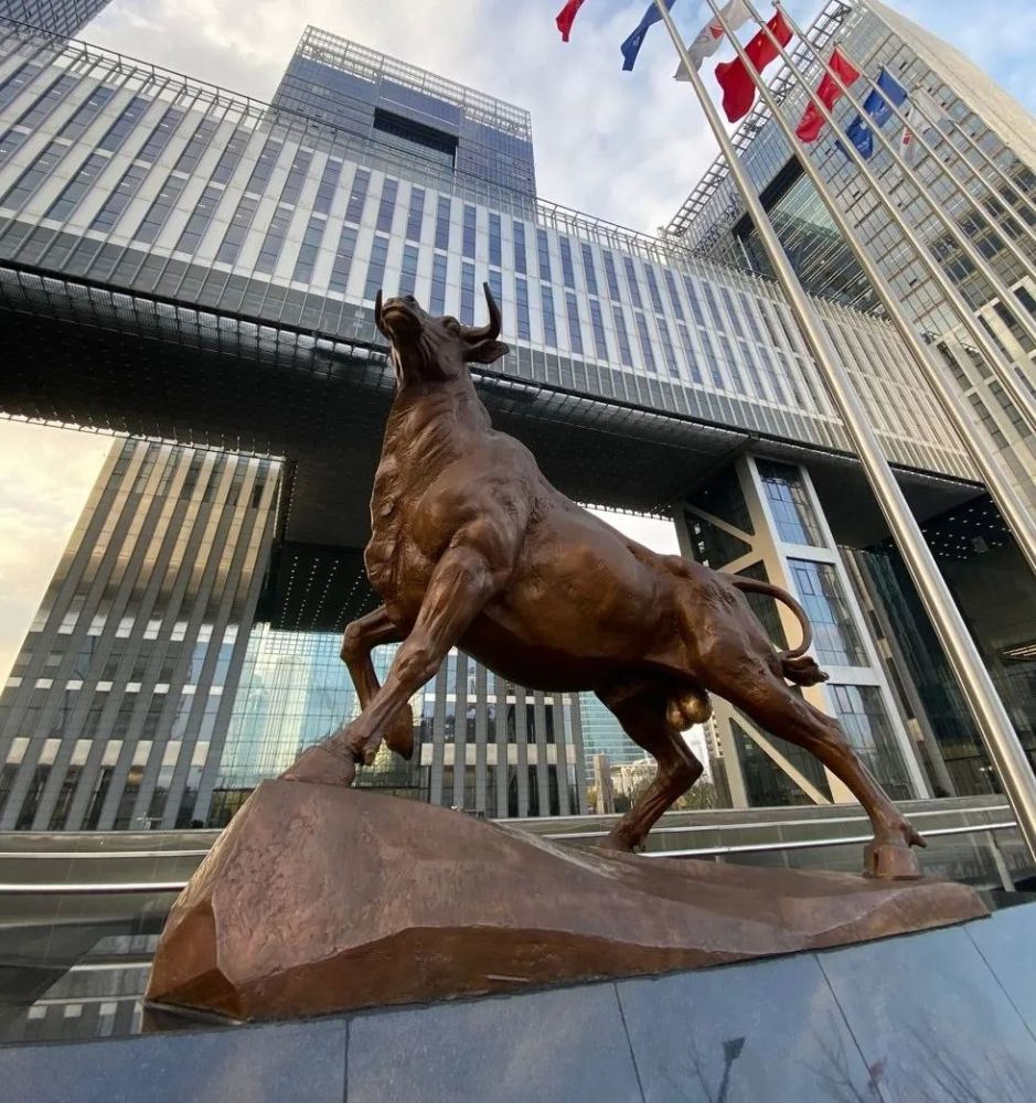 2,下面这组雕塑的原型是什么?a. 五牛图b. 牧牛图c.