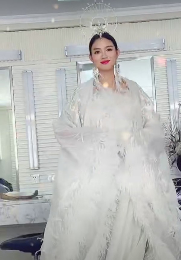 36岁张梓琳挺6月孕肚春晚走秀礼服重80斤网友孕妈好拼