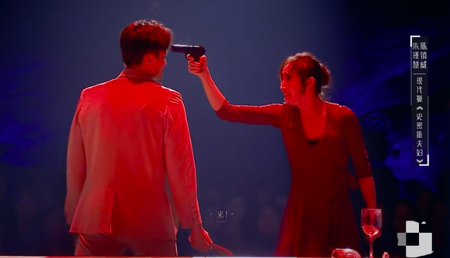 在舞蹈最后对峙的片段,陈镇威一把抓过朱瑾慧,两人当场热吻,瞬间就