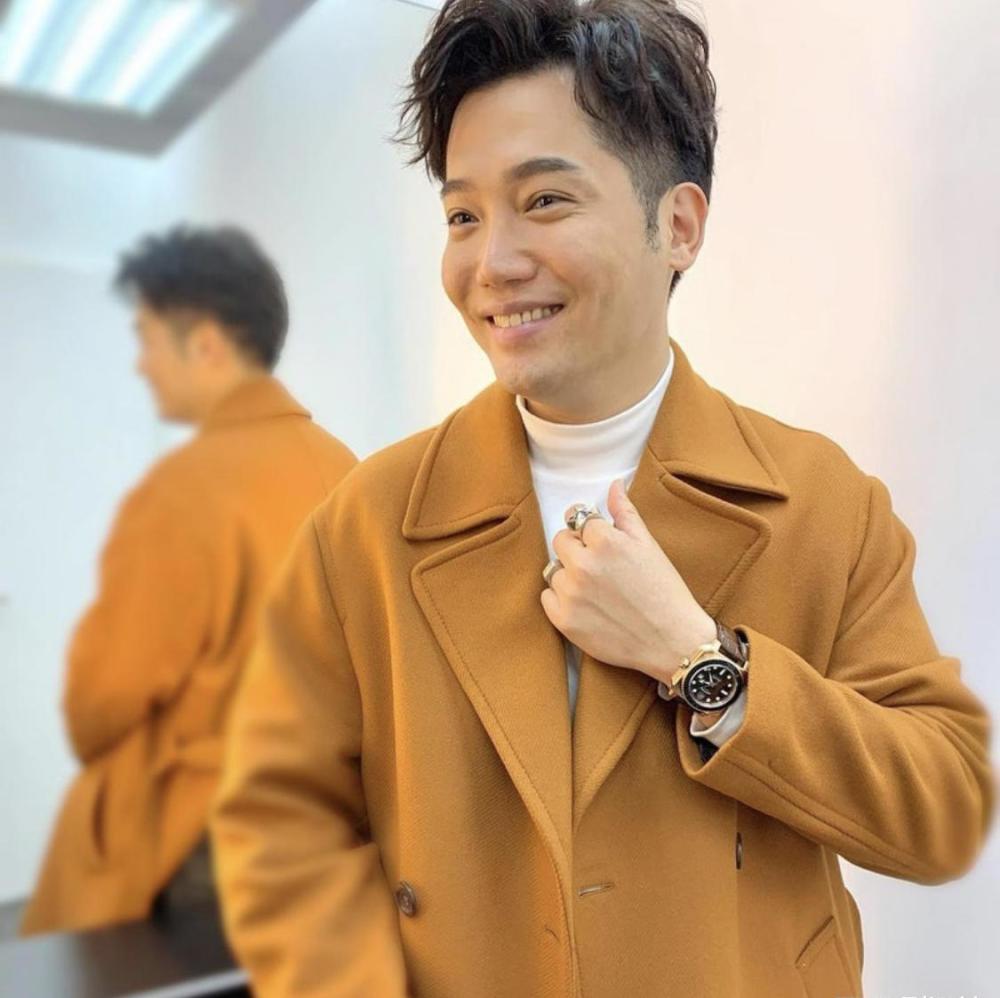 黄建东因苹果肌丰满被质疑整容,与张振朗同期因身材被限定角色_腾讯