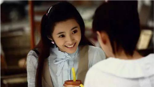 清新可人,同样十分吸睛▼至于陈一娜,她当年在剧里扮演的少女小渔,是