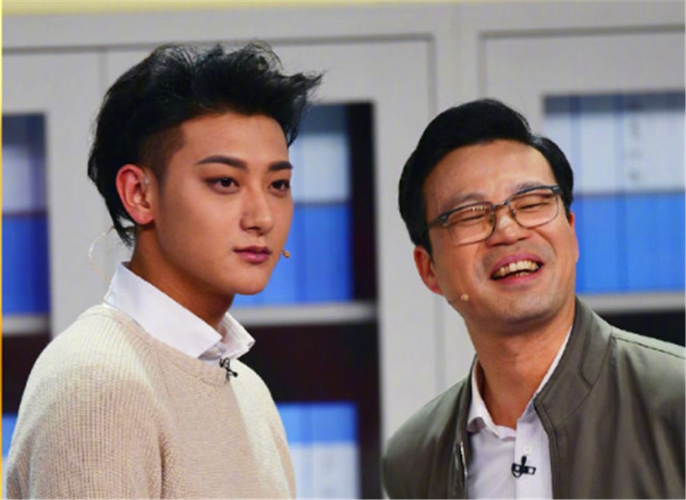 张艺兴黄子韬相聚央视春晚,一个展"画卷",一个"大扫除"