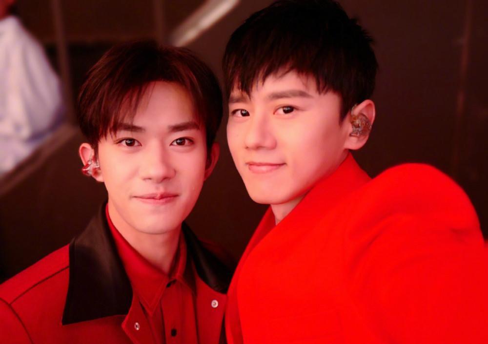 易烊千玺是不是又戴假发了,央视春晚舞台与张杰合唱,效果很燃