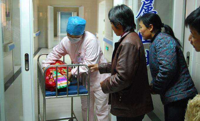 奶奶产房外得知是个女宝,脸上瞬间笑开花,老人明事理很有福气