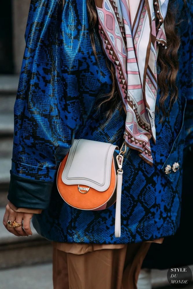 早春新造型用丝巾来帮你完成