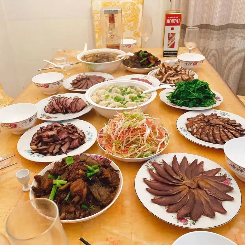 大年夜丰盛的年菜摆满一桌,阖家团聚,围坐桌旁,共吃团圆饭,心头的充实