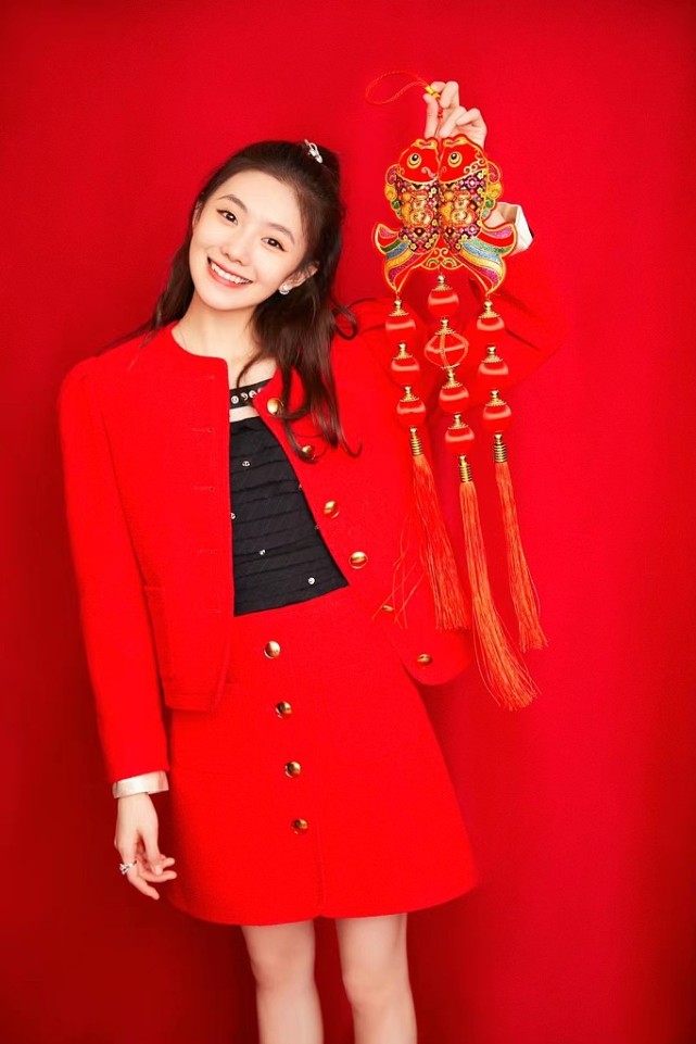 刘浩存央视春晚写真公开,半扎丸子头,笑容甜美!