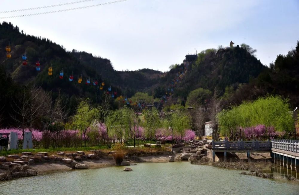 景区已建成炎黄二帝,五龙峰,岳山寺,大禹山,星海湖,地质博物馆,黄河