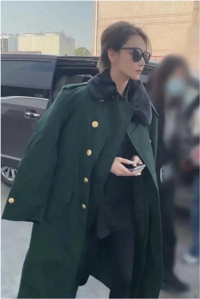张馨予披着军大衣录节目忘记了最重要的一件事