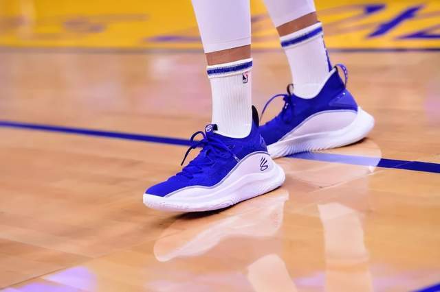 赛前穿的蓝色,比赛中换成黄蓝鸳鸯ua curry flow 8"flow like water"