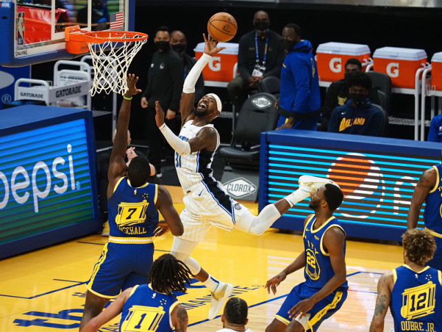 库里赛季前15场投进85记三分破纪录|库里8中3格林复出发威勇士首节追15分仍落后魔术