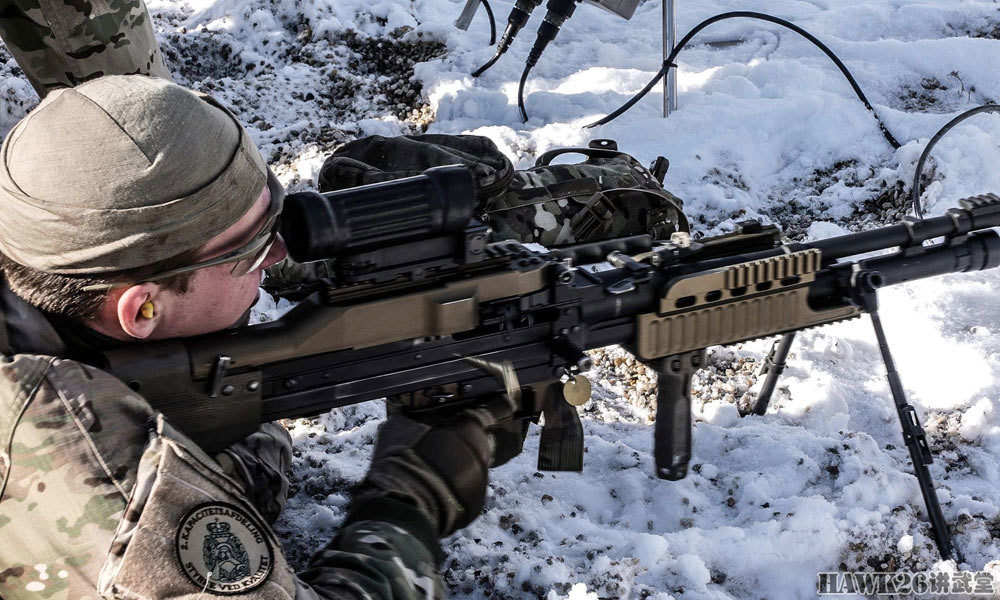 丹麦士兵机枪射击训练轻重火力全开抓拍全形空包弹射击瞬间