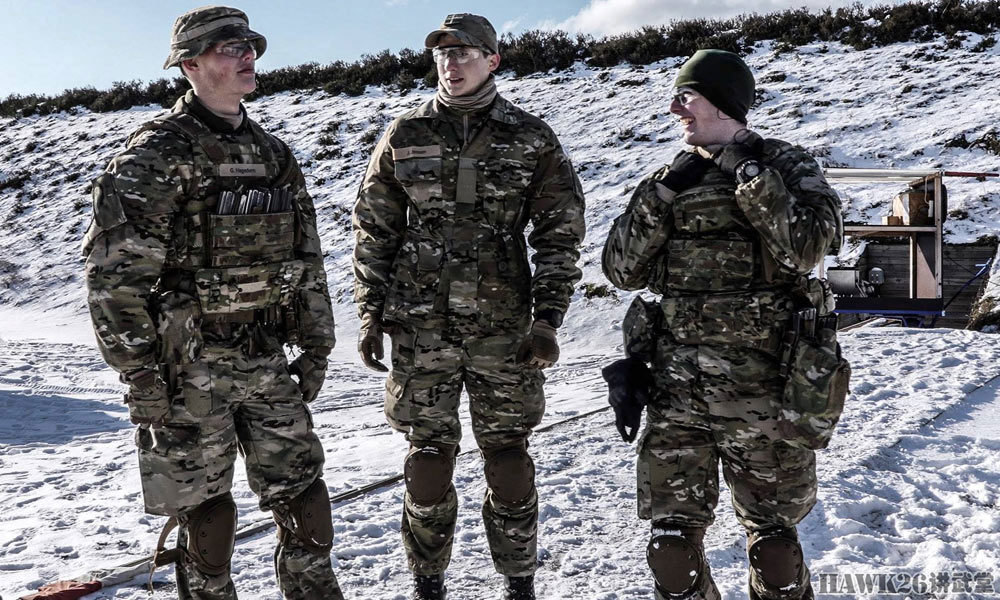 丹麦士兵机枪射击训练轻重火力全开抓拍全形空包弹射击瞬间