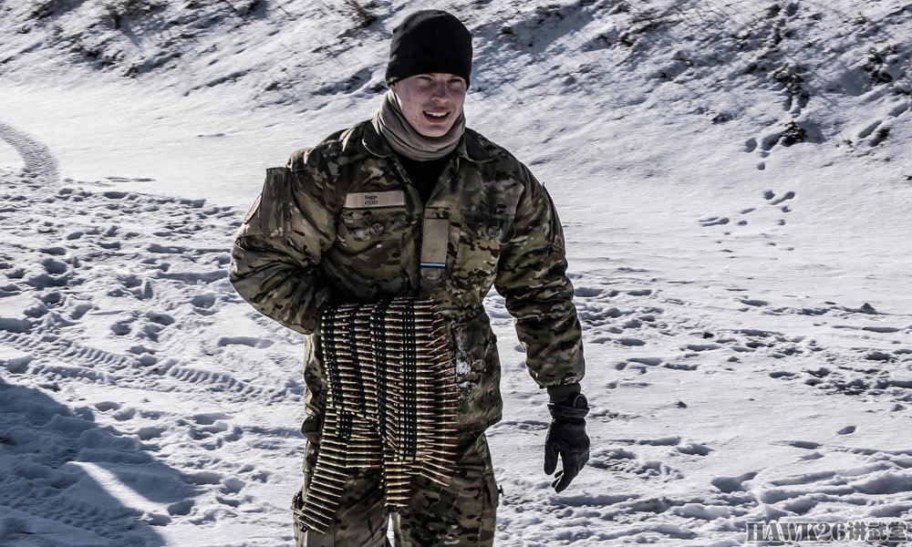丹麦士兵机枪射击训练轻重火力全开抓拍全形空包弹射击瞬间