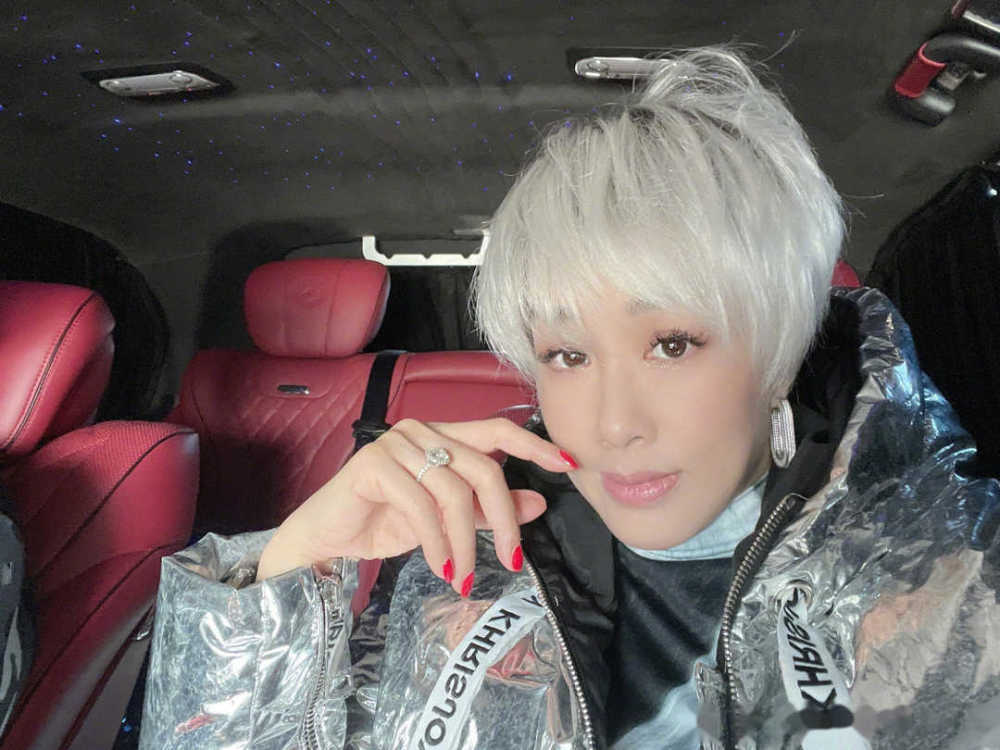 50岁钟丽缇越老越"作妖",剪掉10年长发染奶奶白,别说还挺时髦